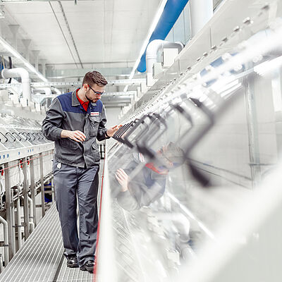 Employee at the strip electroplating plant at Rosenberger Employee at the strip electroplating plant at Rosenberger